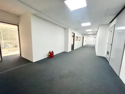 Moderna Oficina Frente a Panamericana, 300 m² Cubiertos. 5 Cocheras. Aire Acondicionado y Calefaccion