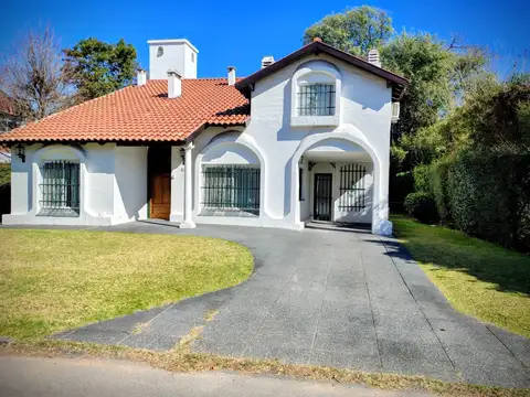 IMPECABLE En 2 plantas.Suite y tres dormitorios  en PA.Quinto dormitorio en PB.Quinchovid.Piscina