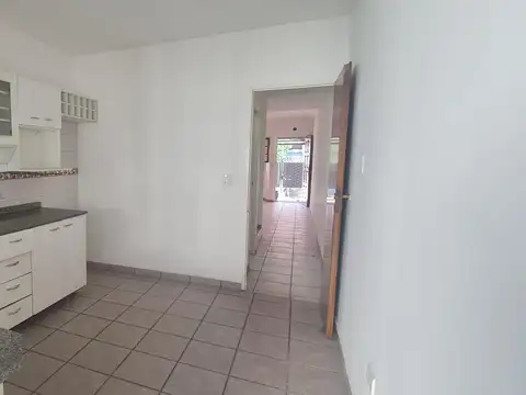 DUPLEX 3 AMB. CON COCHERA, FONDO  , PARRILLA Y LAV ,BAÑO, EXCELENTE   