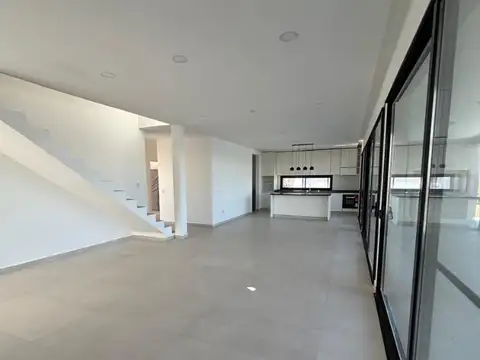 Casa 5 ambientes con 3 baños