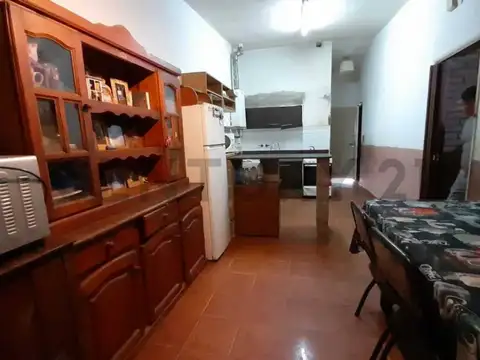 Casa 7 ambientes con 2 baños