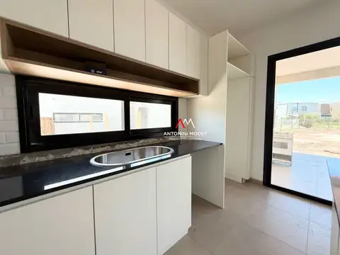 Casa en Venta con 3 cocheras