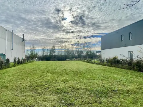 Lote al lago en Acacias Puertos del Lago