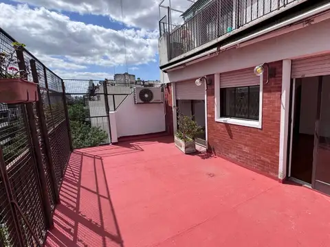 Piso en venta de 3 ambientes, dependencia, cochera fija y balcón terraza