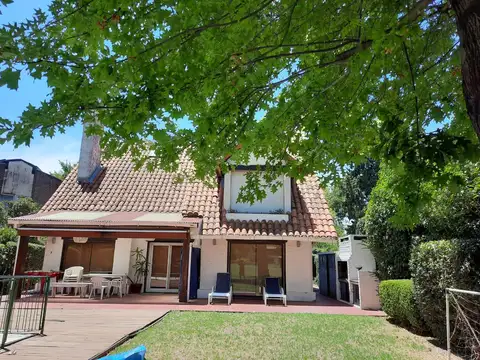 Casa tradicional sobre la cancha de golf