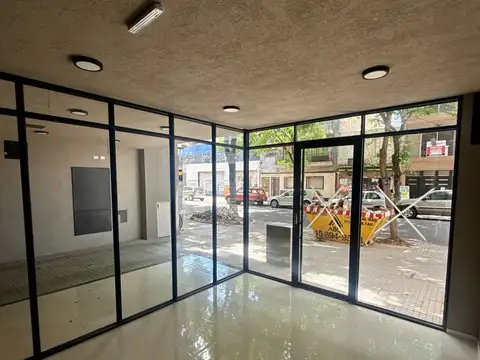 Local comercial al frente vidriado
