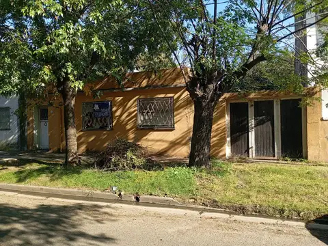 Casa a refaccionar de 4 ambientes en Hurlingham