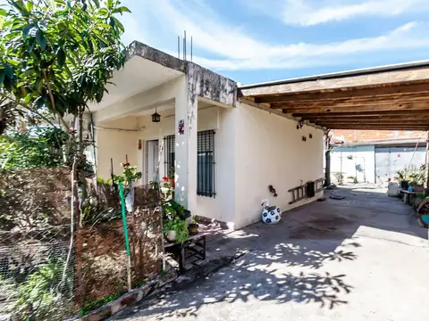 VENTA CASA 2 AMB CON GRAN PATIO Y JARDIN EN PILAR