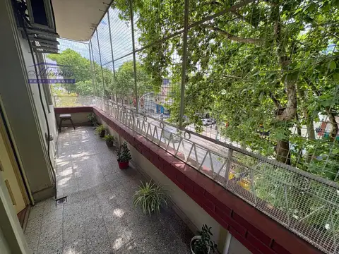 Excelente 3 amb. al frente. Gran balcón!