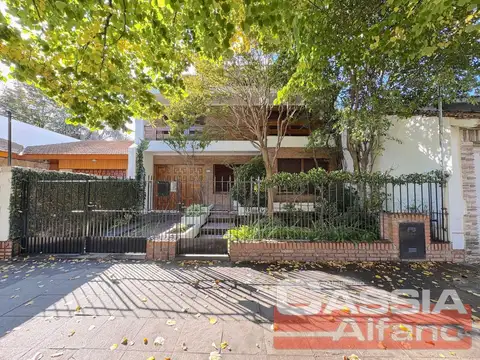 CHALET DOS PLANTAS EXCELENTE CALIDAD, 3 DORMIT, FONDO, TERRAZ, QUINCHO