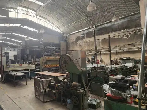 Galpón de 857 m² c/ oficinas, baños y vestuarios - Ramos Mejía