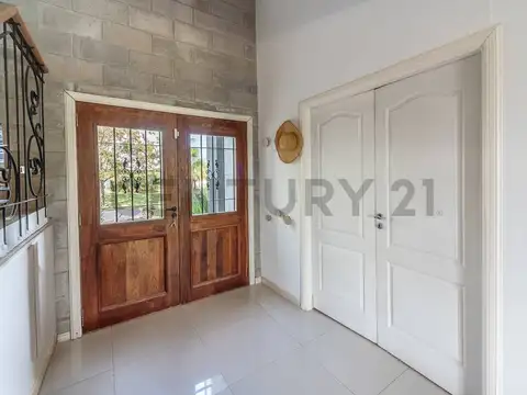 Casa 8 ambientes con 4 baños