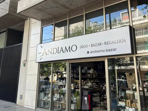 Venta amplio Local Comercial con renta en esquina de Hol Park