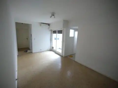 2 ambientes con balcón, excelente luminosidad y a pasos del subte.