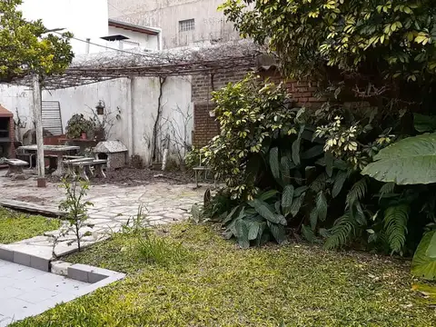 INMUEBLE  COMPUESTO LOCAL + GARAGE+ 1 VIVIENDA 3 AMB CON PARQUE + DEPTO 3 AMB EN P. ALTA C/BCONY TZA