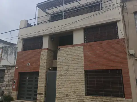 CASA VENTA TRES DORMITORIOS. ECHESORTU. COCHERA. JARDIN.