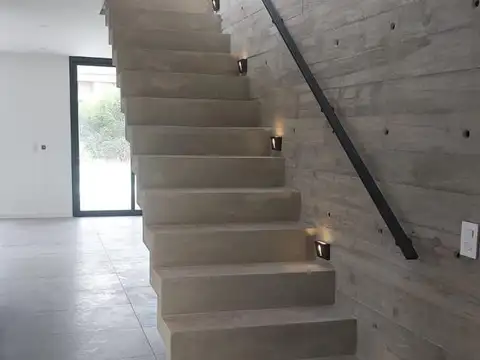 Casa en Venta con 3 cocheras