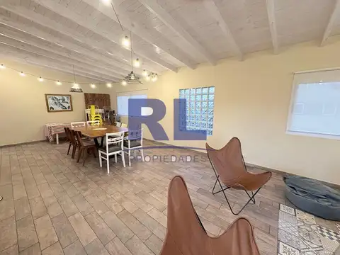 Casa en Venta con 2 cocheras