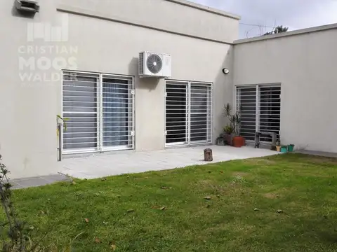 Casa 4 ambientes con 2 baños