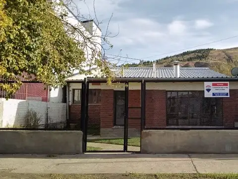 Casa en Esquel - 3 Dormitorios con Patio y Quincho