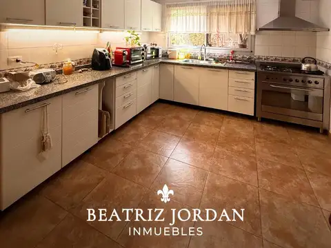 Casa en Alquiler con 3 cocheras