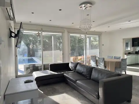 Casa en Alquiler con 2 cocheras