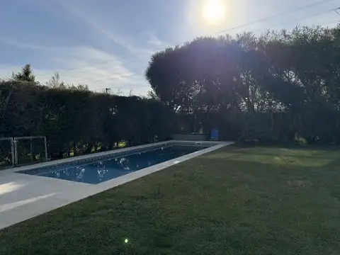 Casa en alquiler anual en el barrio Los Lagos, Nordelta. Con 4 dormitorios y piscina climatizada.