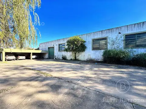 Venta de Depósito en Banfield Oeste.