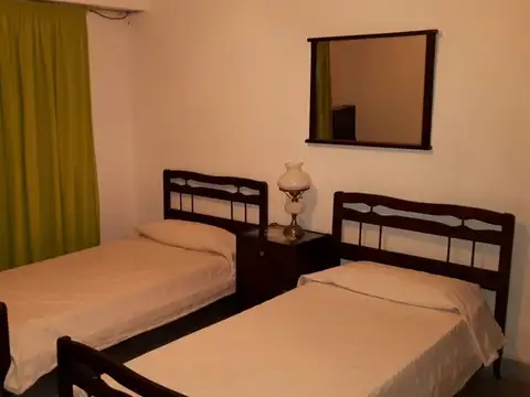 Chalet en zona 2, living comedor, cocina, cuatro dormitorios, tres baños, garaje., parque, lavadero.