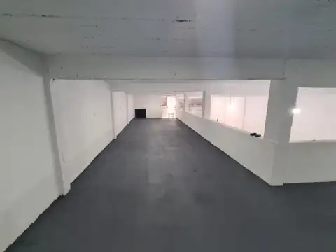 Local/galpon con entrepiso, patio y baño San Justo