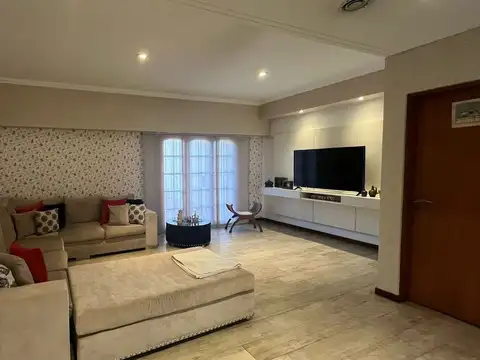 Casa 6 ambientes con 5 baños