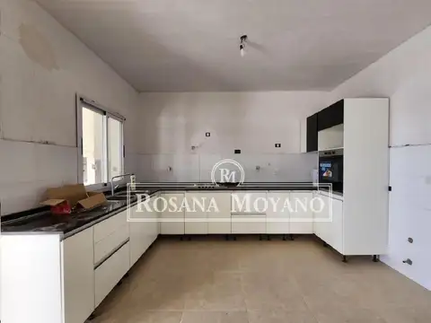 Casa 4 ambientes con 3 baños