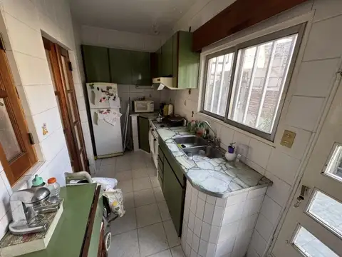 Casa 8 ambientes con 2 baños