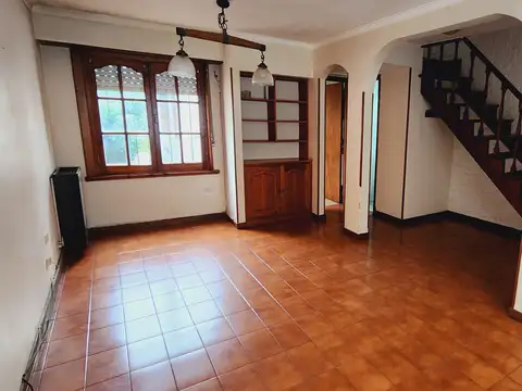 DUPLEX DE 4 AMB. PARQUE Y ENTRADA DE AUTO