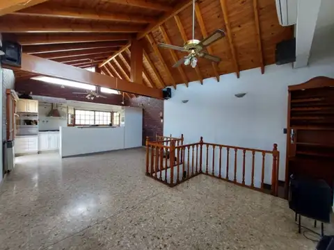 Casa en Venta con 3 cocheras