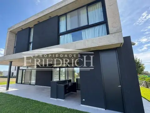 Casa 5 ambientes con 4 baños