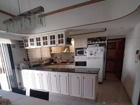 Casa 5 ambientes con 4 baños