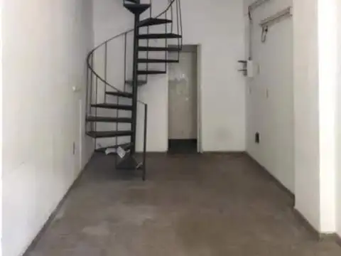 LOCAL 3 X 8 CON ENTREPISO TECHOS ALTOS BAÑO MTS DE AV. RIVADAVIA