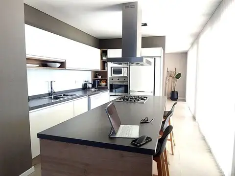 Casa 6 ambientes con 2 baños