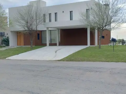 Casa 5 ambientes con 4 baños