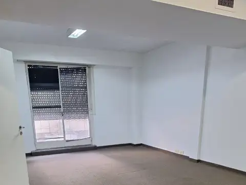 OFICINA 90 MTS LUMINOSA CON BALCON