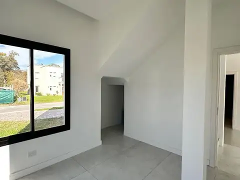 Casa 6 ambientes con 2 baños