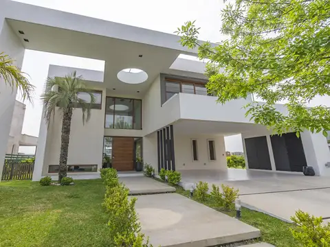 Casa en Venta con 2 cocheras