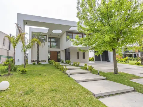 Casa 8 ambientes con 5 baños