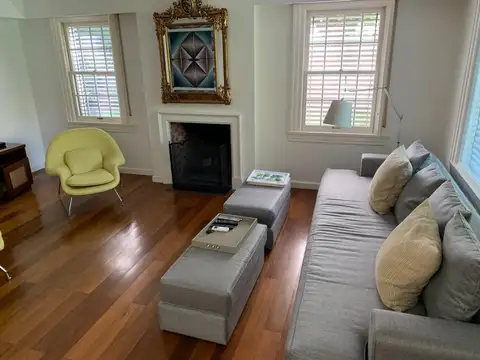 Casa en Alquiler con 3 cocheras