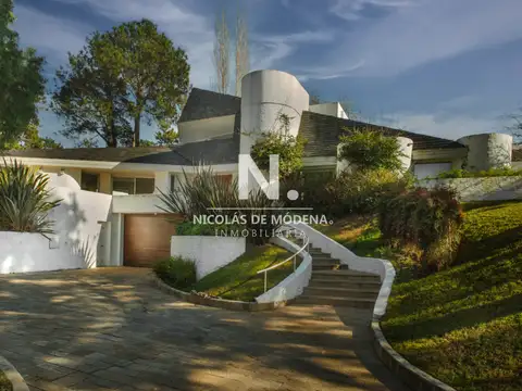 En venta casa en Lugano de 4 dormitorios, con piscina y parrillero