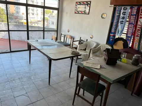 Unico piso  sin expensas  en 1er piso de 4 ambientes 70m2 con balcón  apto crédito retazado