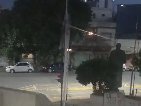 Unico piso  sin expensas  en 1er piso de 4 ambientes 70m2 con balcón  apto crédito retazado