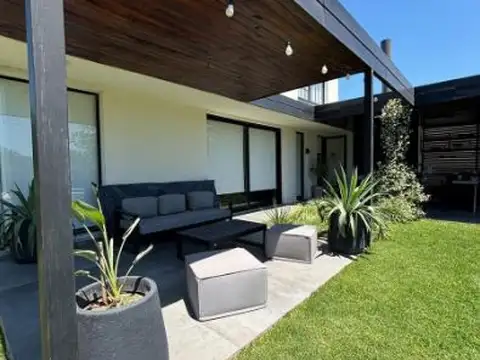 Casa 6 ambientes con 4 baños