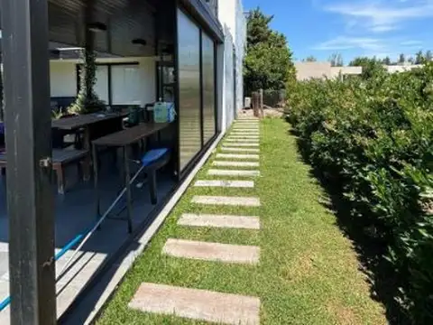 Casa en Alquiler con 2 cocheras